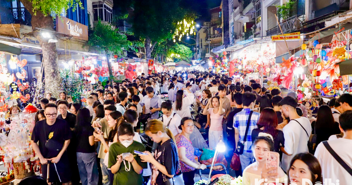 Dòng người tập nập vui chơi Trung thu trên phố Hàng Mã